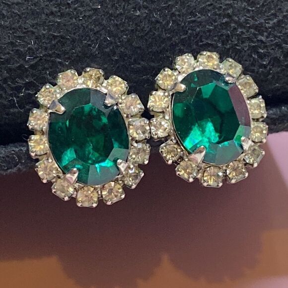 💛 Silver Tone Emerald Green & White Crystal Earrings - Picture 3 of 5